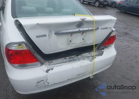 2005 Toyota Camry Le z USA, uszkodzony, nr VIN 4T1BE32K85U011513